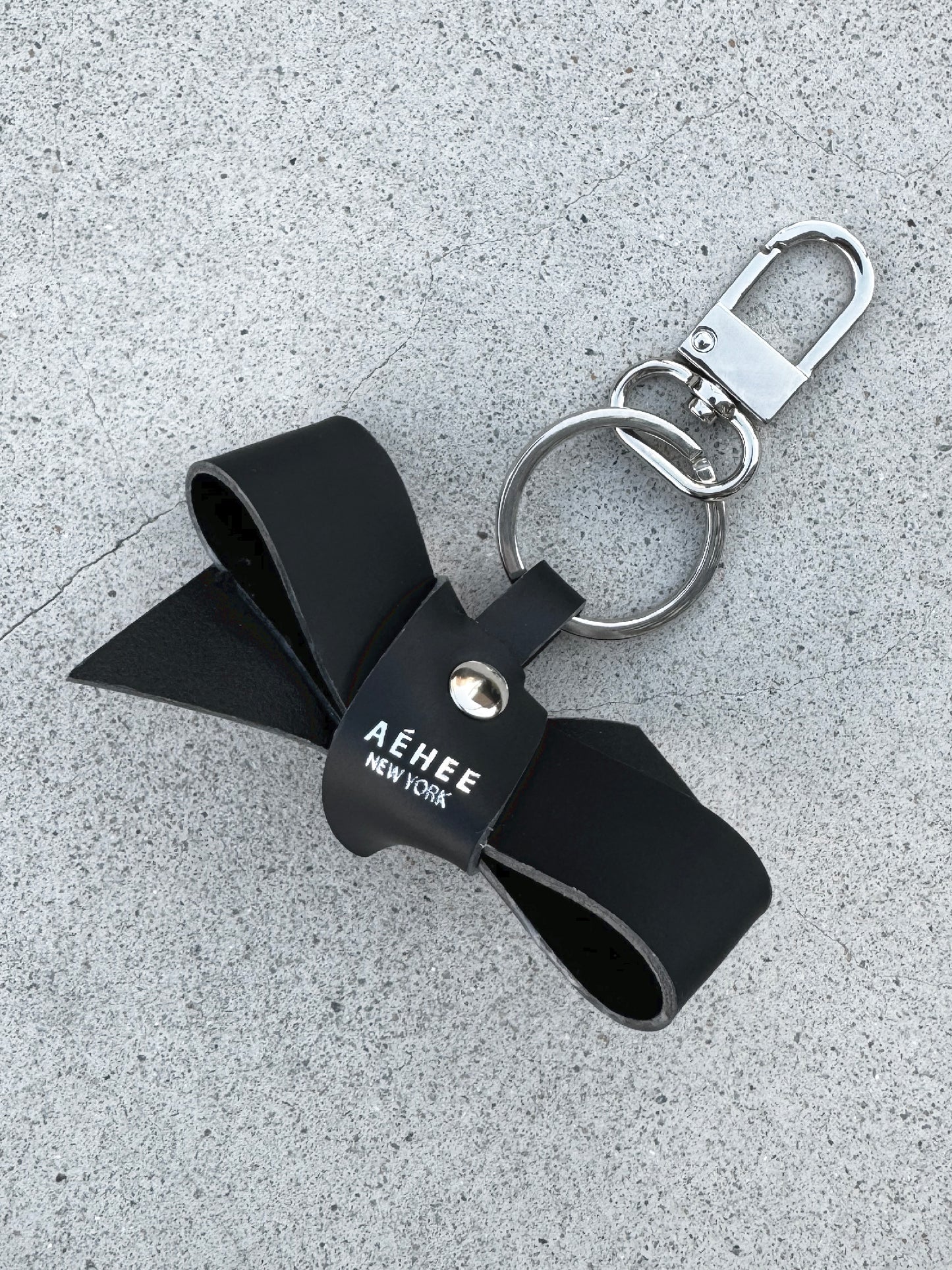 BOW leather keychain - Black