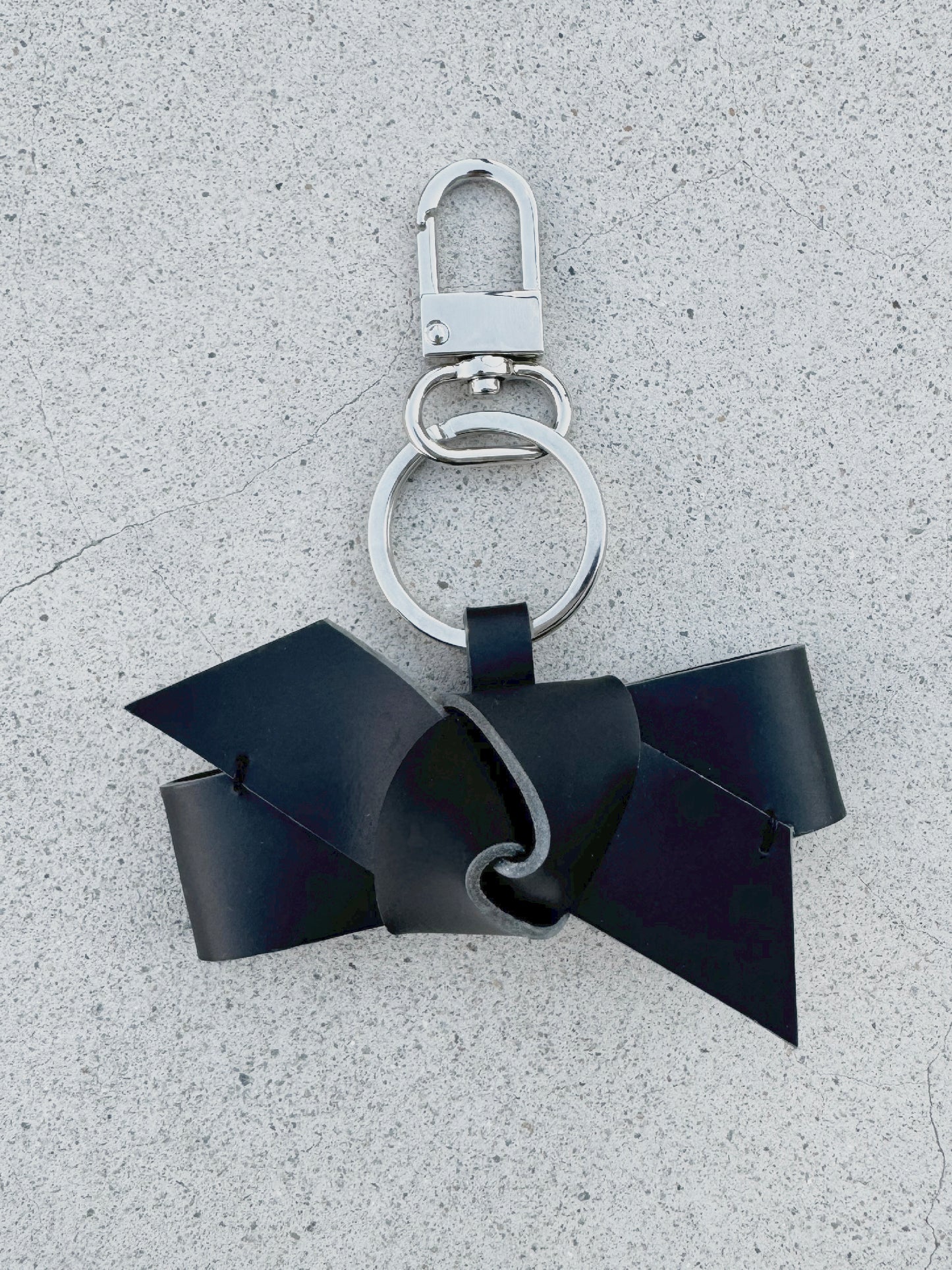 BOW leather keychain - Black