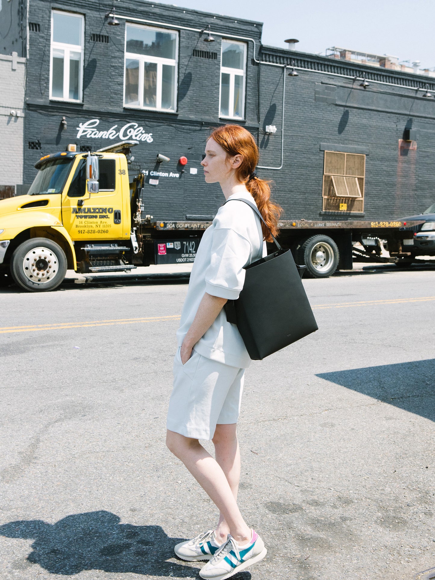 Women’s minimal leather bucket tote bag- Black
